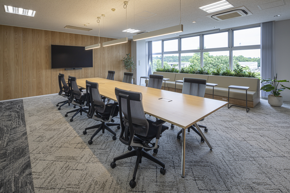 大きな窓を設置した会議室